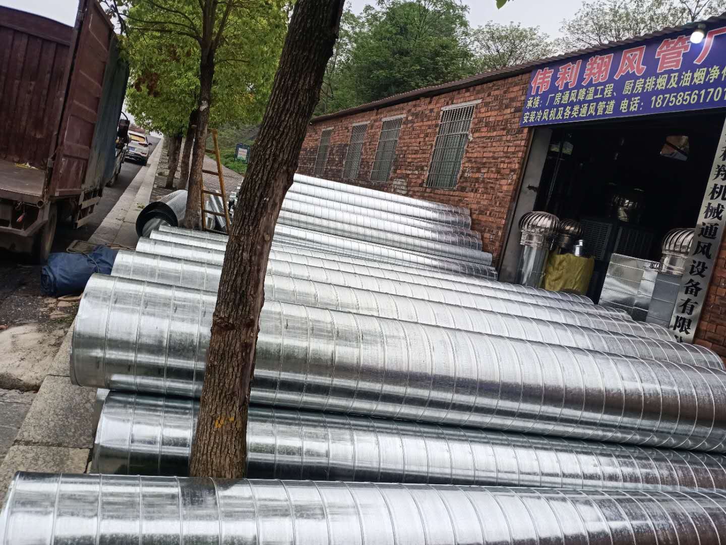 湖南省偉利翔機械通風(fēng)設(shè)備有限公司,永州市生產(chǎn)安裝螺旋風(fēng)管,共板風(fēng)管,消防風(fēng)管,銷售冷風(fēng)機,負(fù)壓風(fēng)機